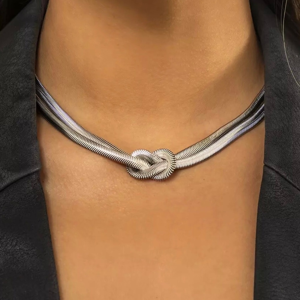 ✨✨Silver Knotted Snake Necklace ✨✨